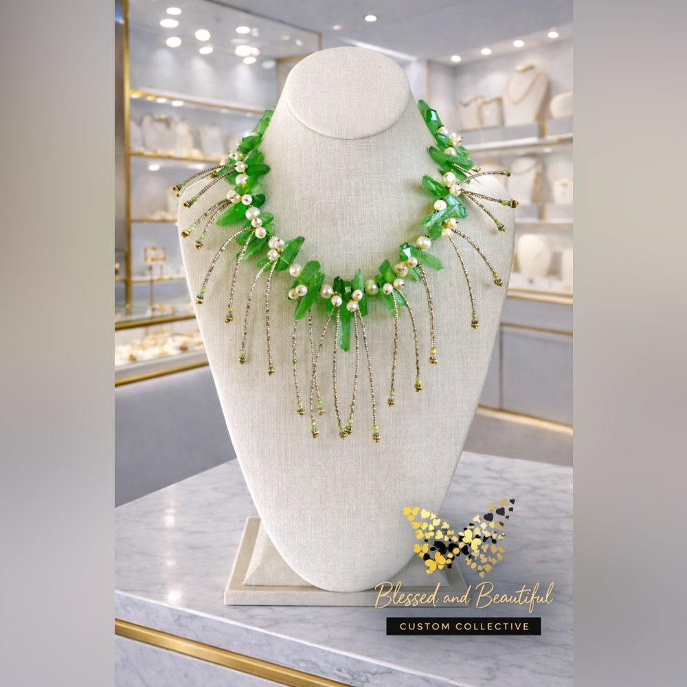 GREEN ROCK CRYSTAL AND FRESHWATER PEARL STATEMENT NECKLACE WITH GOLD ACCENTS